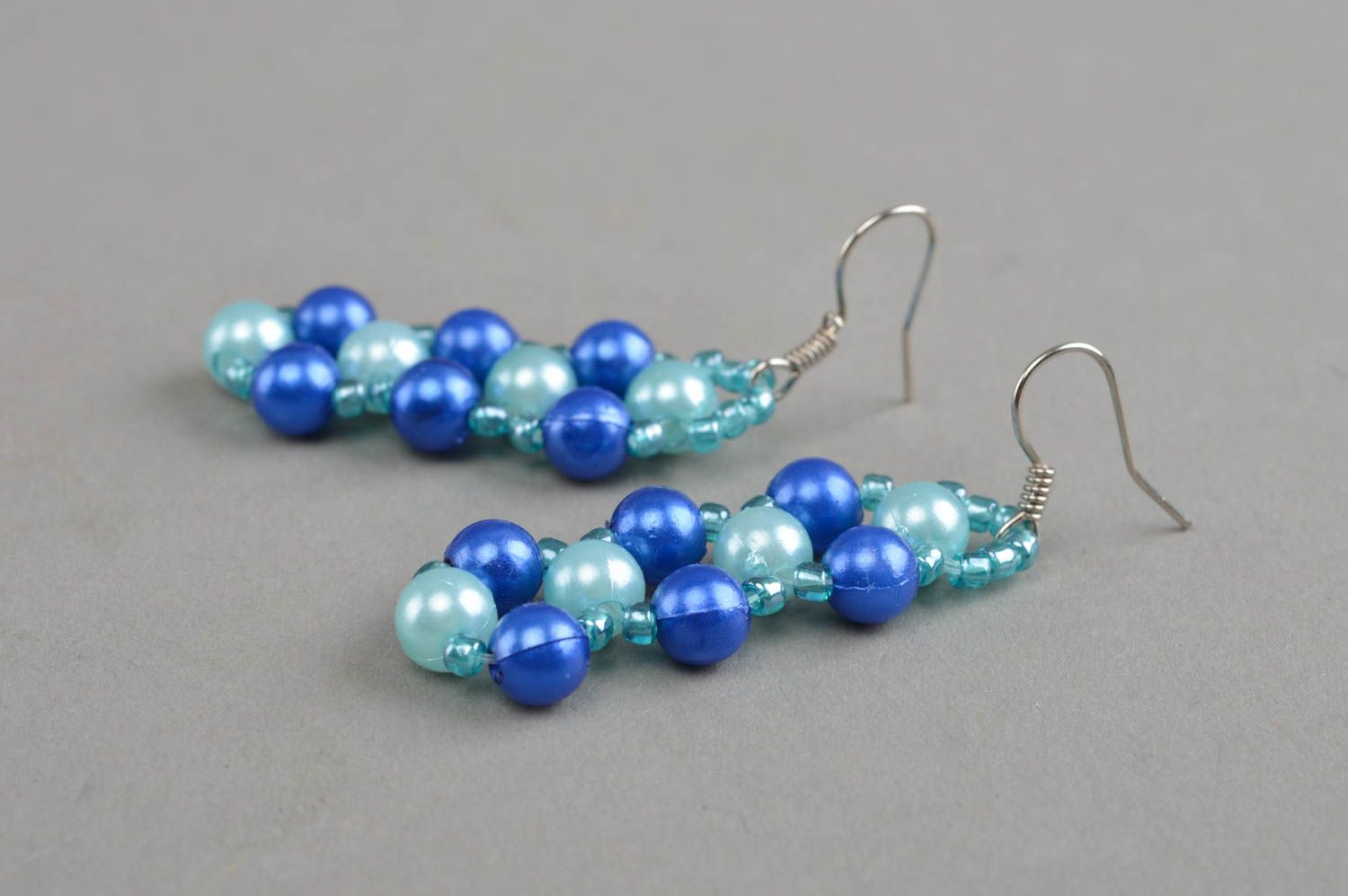 Handmade Ohrringe aus Glasperlen und Perlmutt Kugeln für Kleid in blauem Farbton foto 3