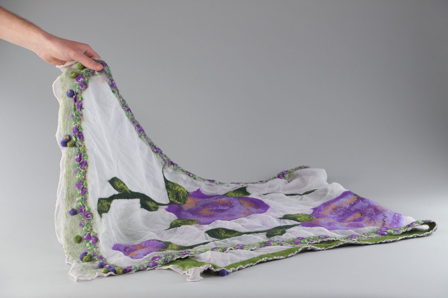 Heller leichter handgemachter Schal aus Seide in Nassfilztechnik mit Blumen foto 4