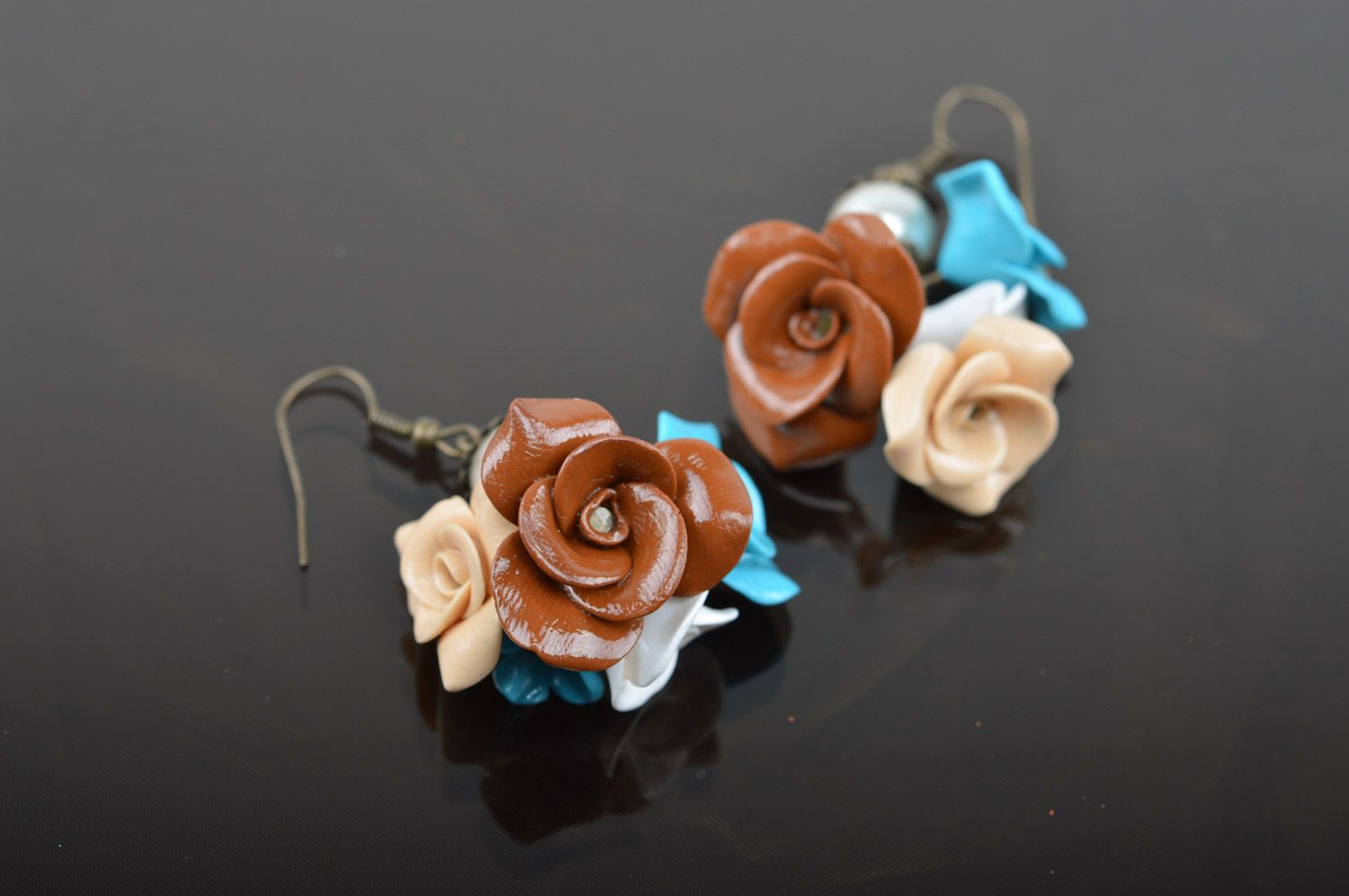 Lange originelle handgemachte Ohrringe mit Blumen aus Ton Rosen mit Kunstperlen foto 4