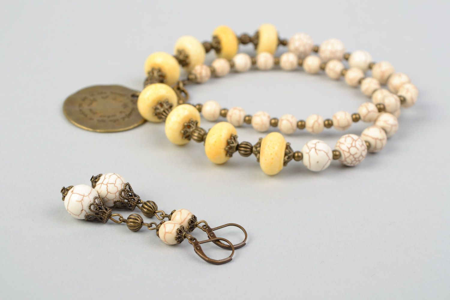 Conjunto de joyas de piedras naturales collar y pendientes con howlita artesanales foto 3