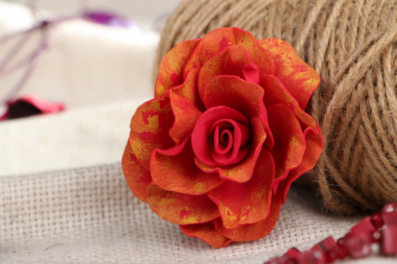 Rote Haarklemme in Form von einer Rose foto 4