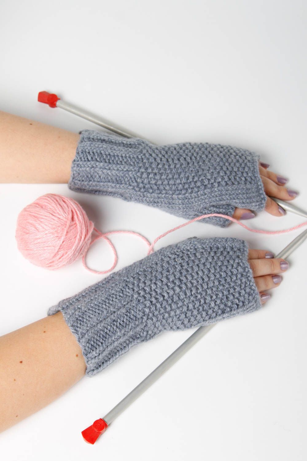 Guantes sin dedos hechos a mano grises accesorio de moda mitones a crochet foto 1