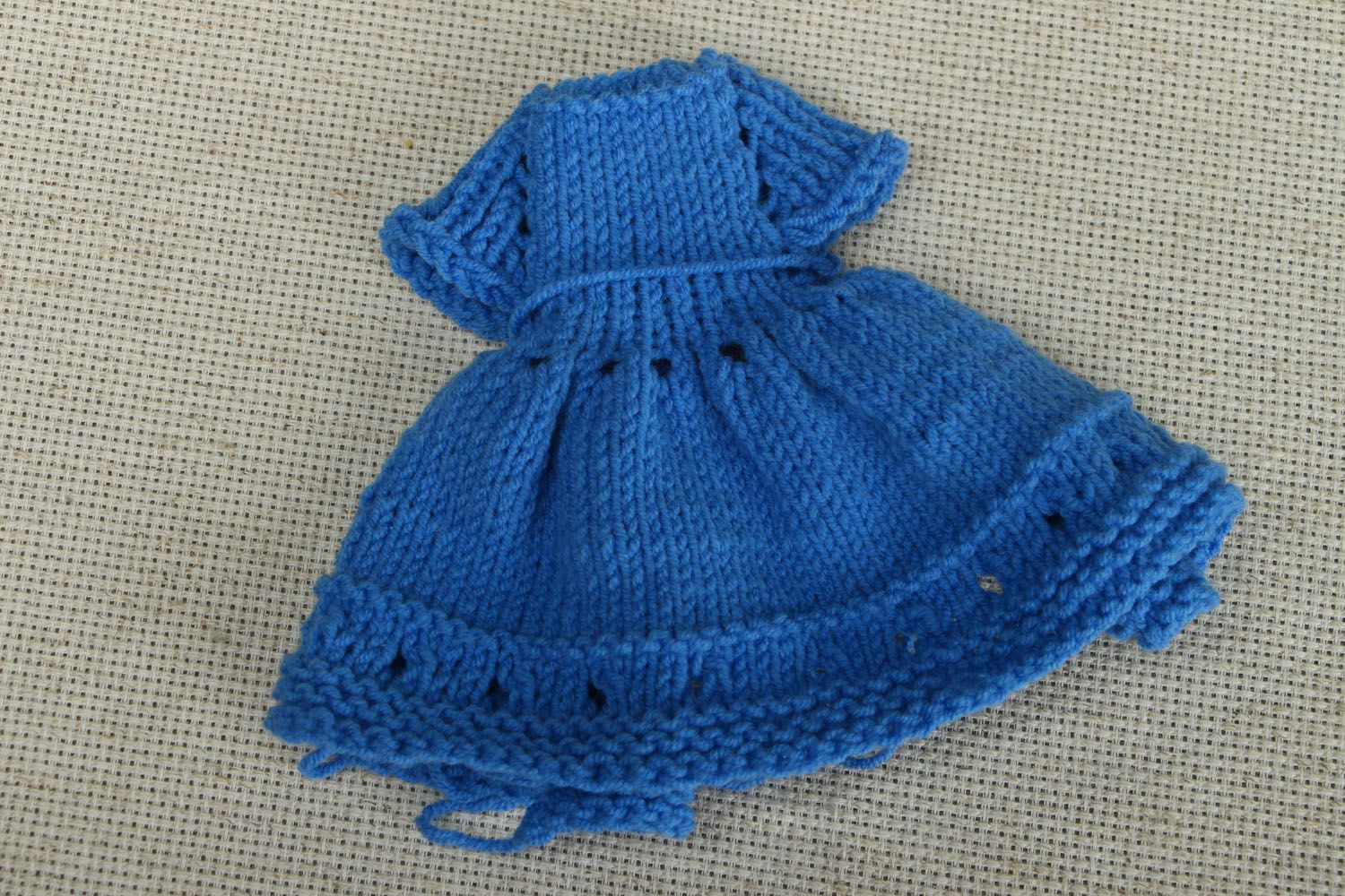 Robe de poupée tricotée faite main photo 1