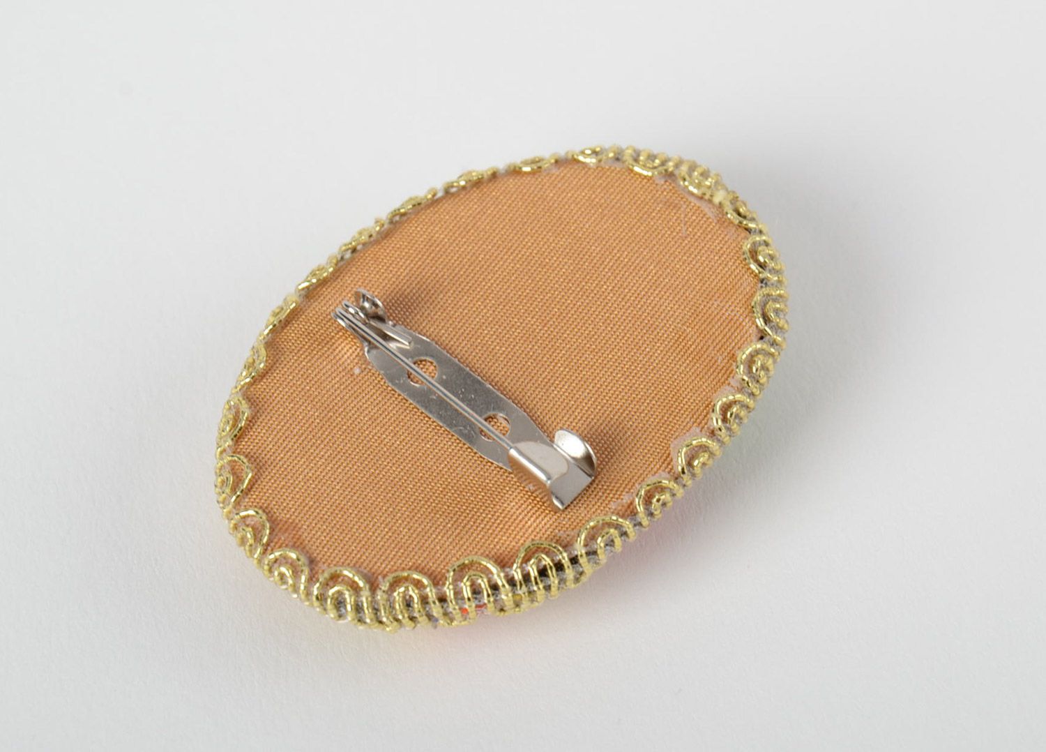 Petite broche en tissu claire brodée au ruban faite main originale avec fleurs photo 4