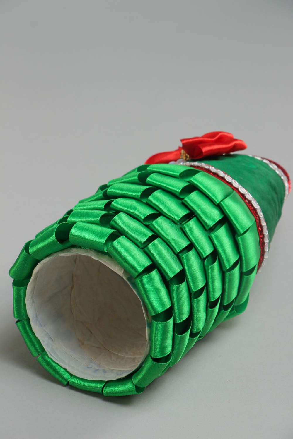 Botella decorativa de cintas de raso hecha a mano con forma de árbol de Navidad verde foto 4