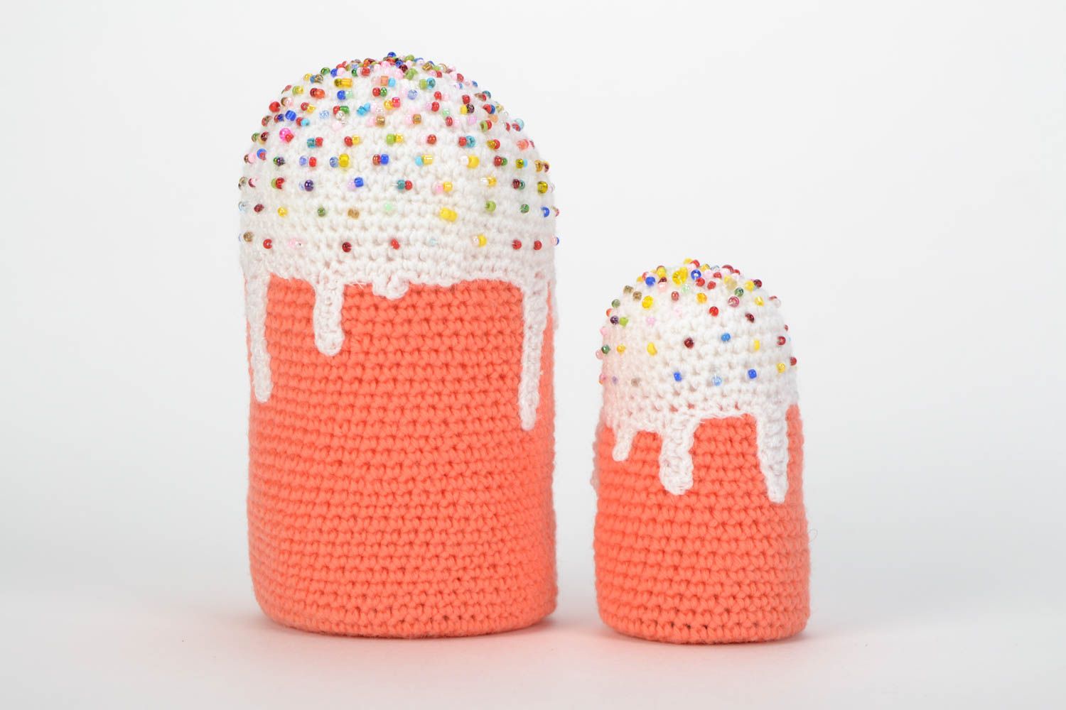 Deux jouets mous tricotés Gâteaux couleur brique avec perles rocaille faits main photo 1