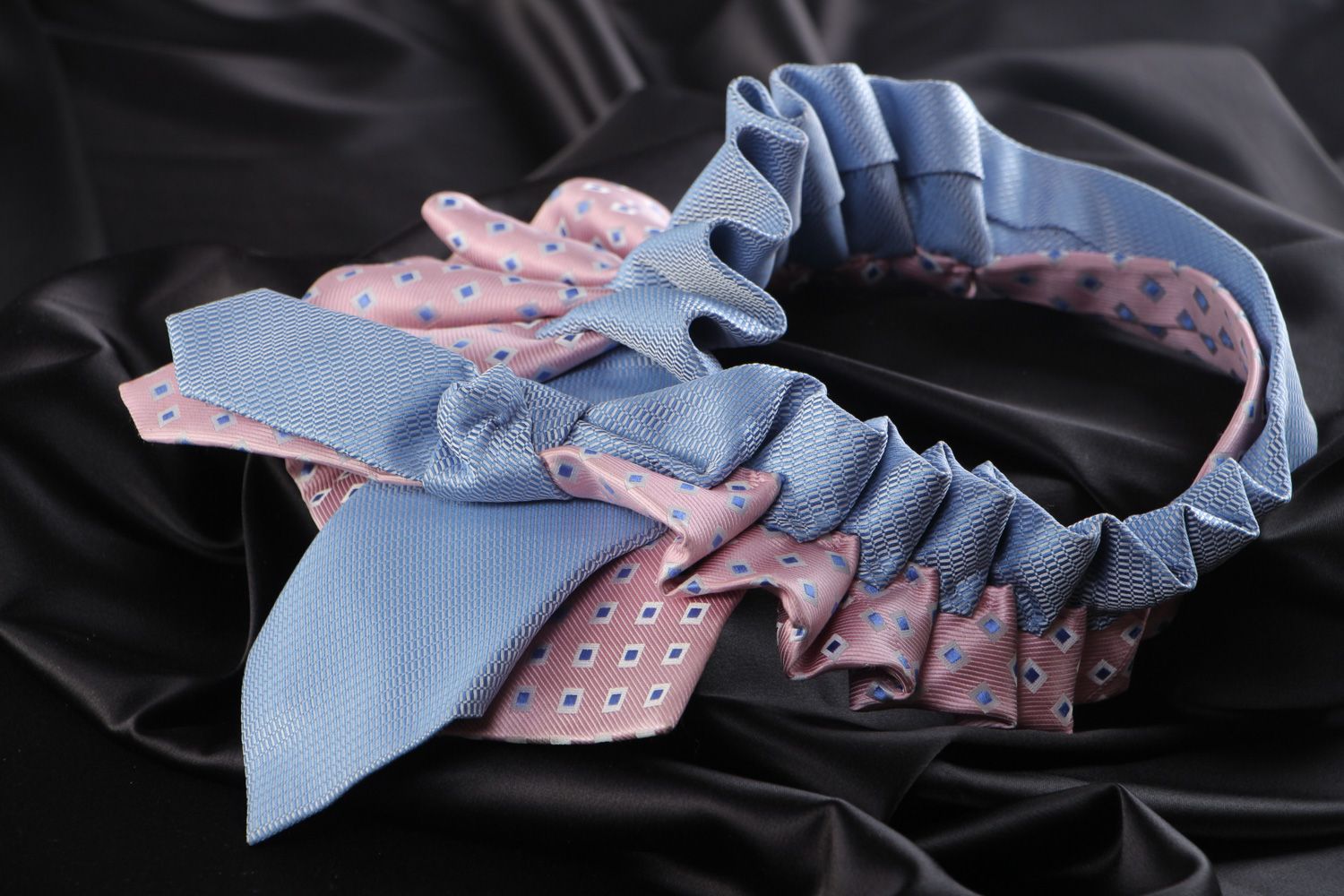 Текстильное колье воротник из галстуков голубо-розовое фото 1