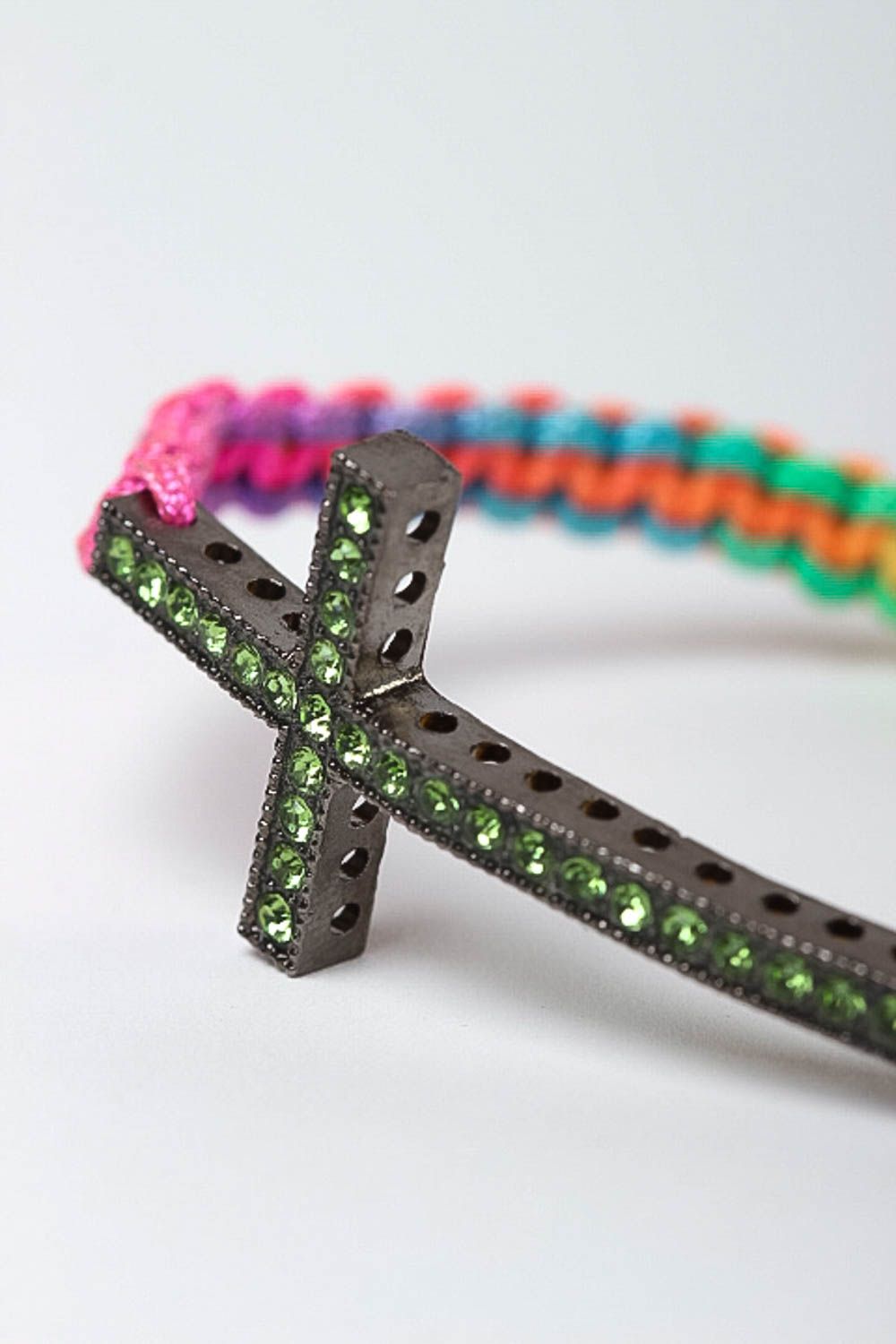 Bracelet avec croix Bijou fait main multicolore en cordons Cadeau femme photo 3