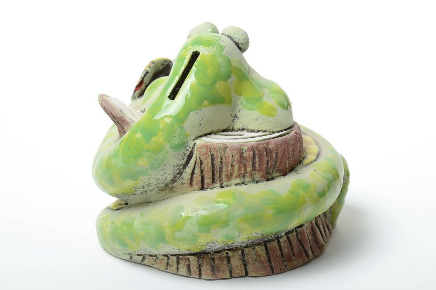 Tirelire d'argile peinte faite main en forme de serpent vert sur une souche photo 3