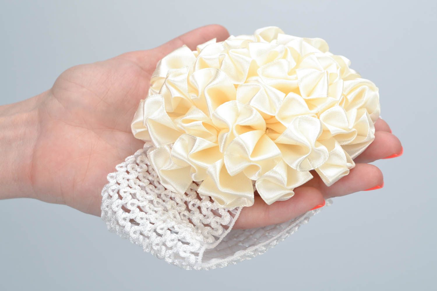 Schönes Haarband mit Blume aus Atlas für Mädchen handmade milchweiß  foto 2