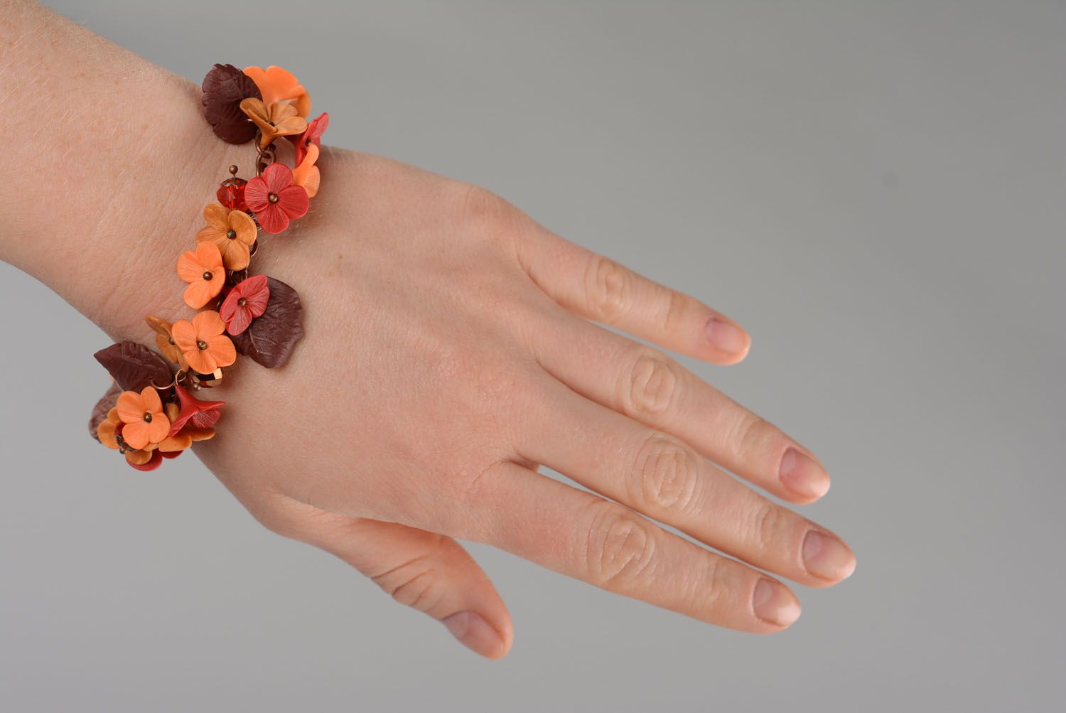 Handgemachtes Armband aus Polymerton mit Blumen foto 2