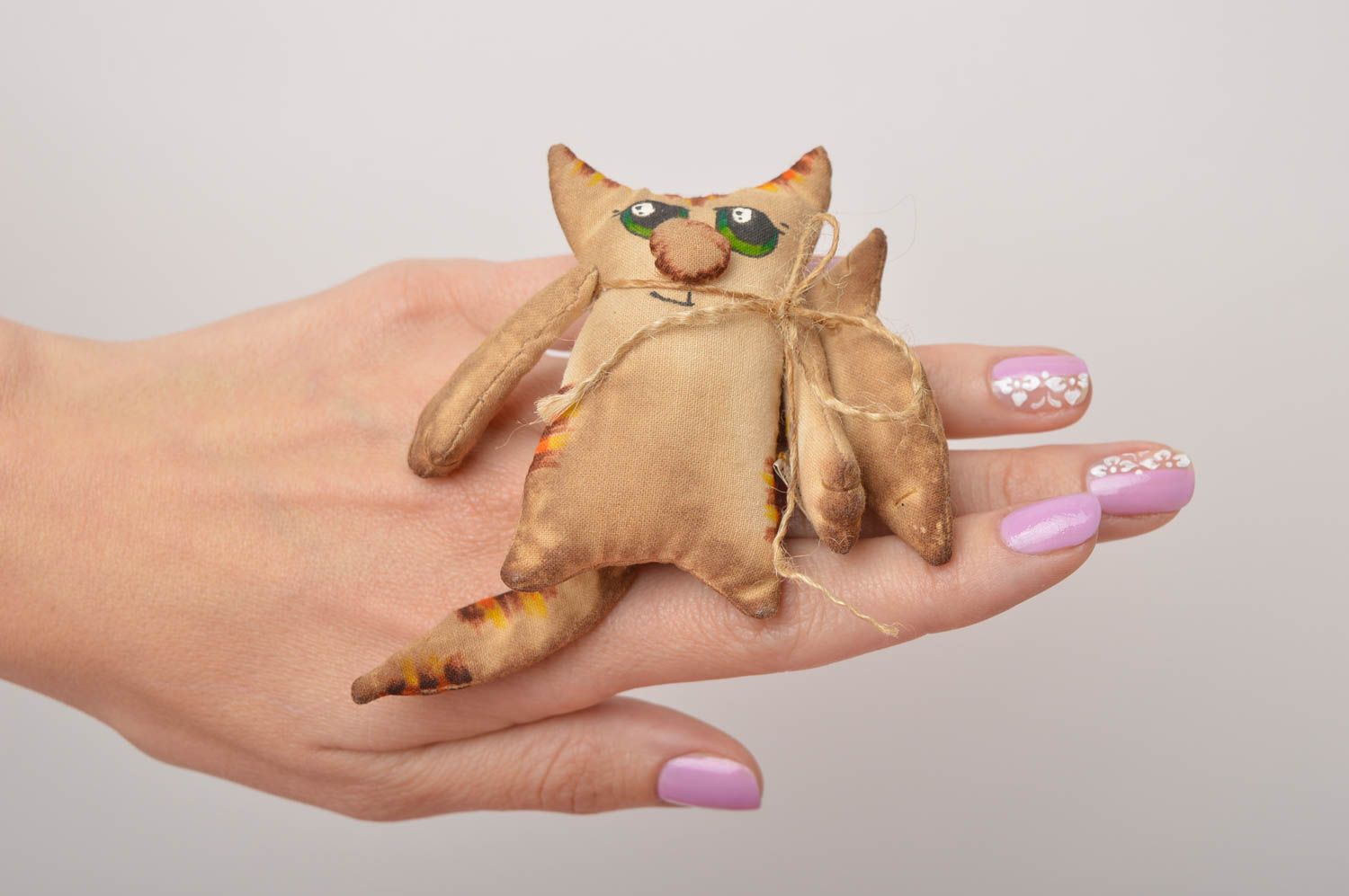 Мягкая подвеска кот с рыбкой ручной работы мягкая игрушка декор для дома фото 5