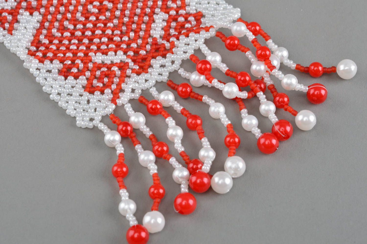 Collier en perles de rocaille blanc rouge large long large frange fait main photo 3