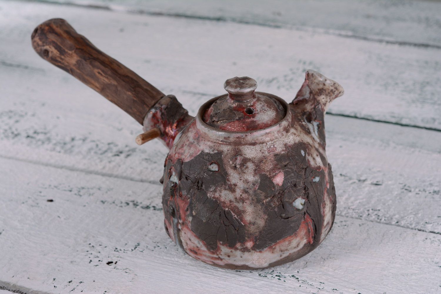 Handgemachter Teekessel aus Ton mit Henkel aus Holz in Technik der Reduktionsröstung foto 5