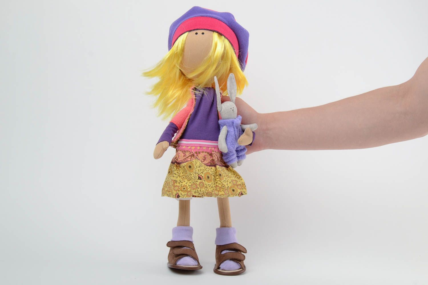 Nette exklusive Interieur Puppe handmade aus Textil Blondine im Hut für kleine Mädchen foto 5