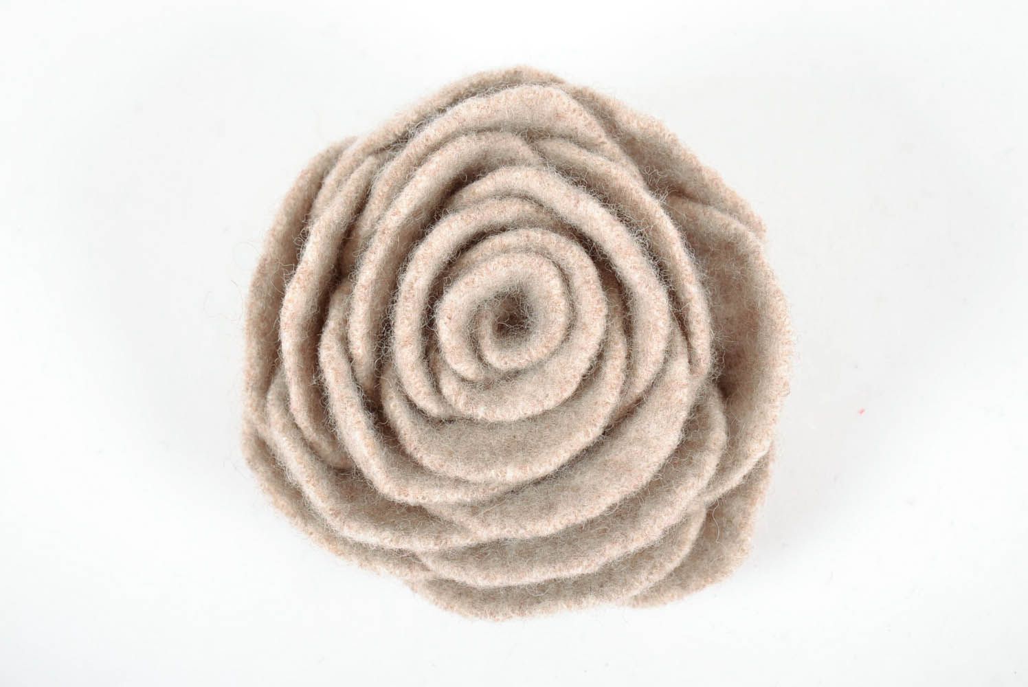 Broche artisanale en laine  La rose blanche photo 2
