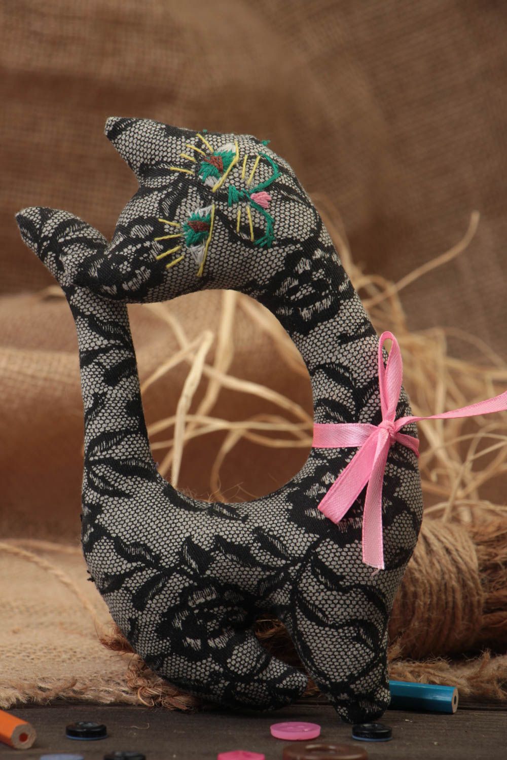 Textil Kuscheltier Katze aus Wolle schwarz weich handmade Spielzeug für Kinder foto 1