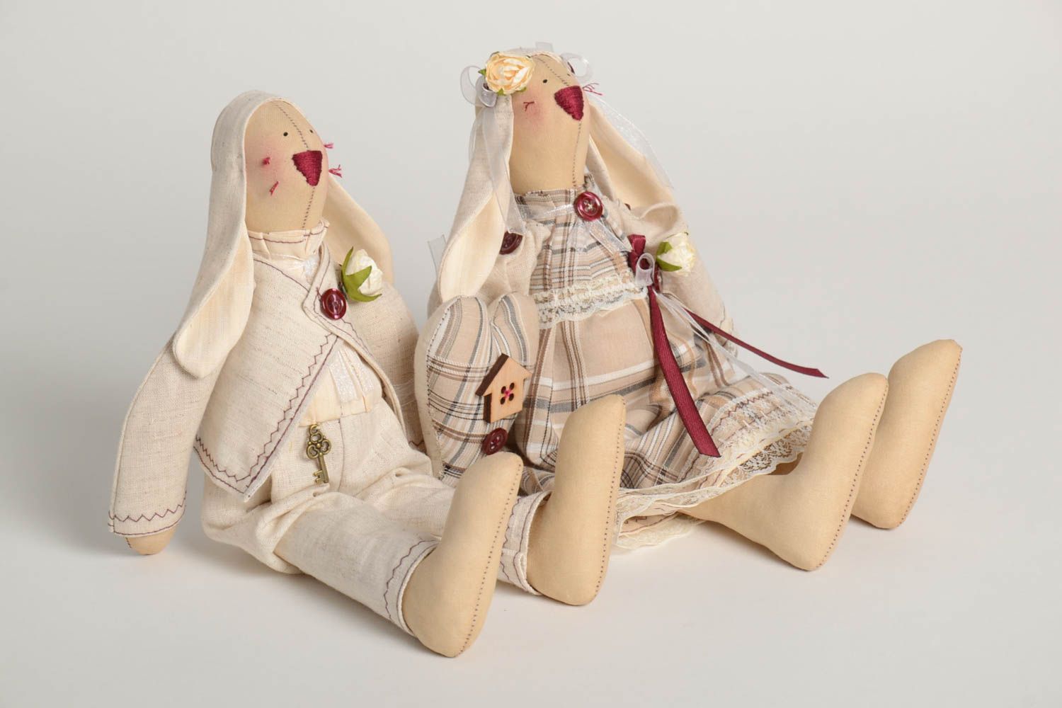Juguetes decorativos muñecos hechos a mano souvenir original Pareja de liebres foto 2