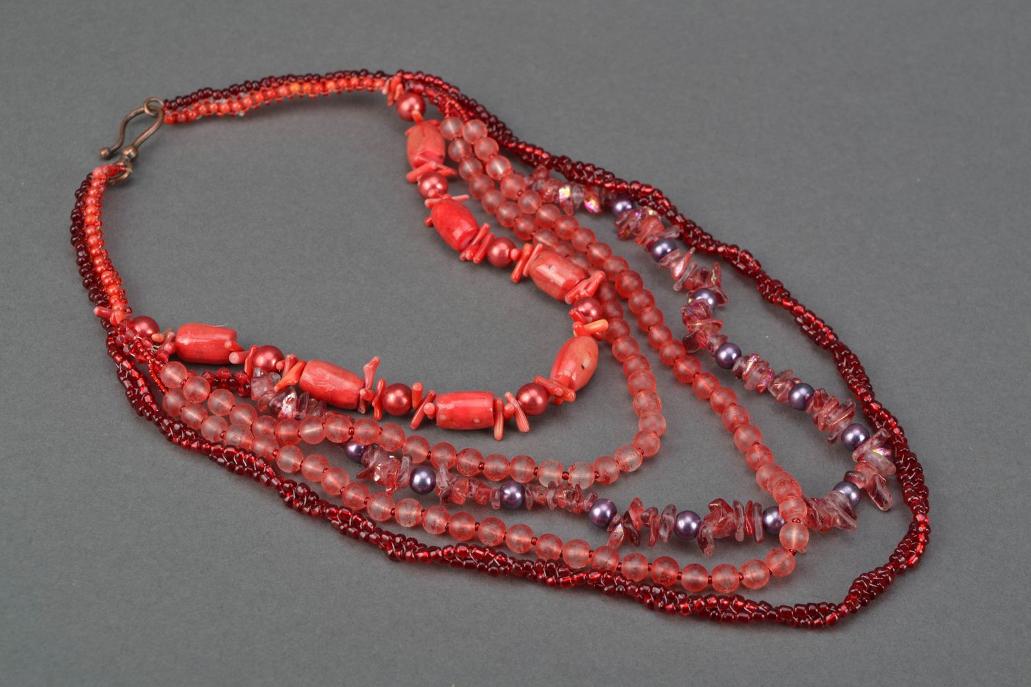 Multi-row beaded necklace with quartz and coral photo 1