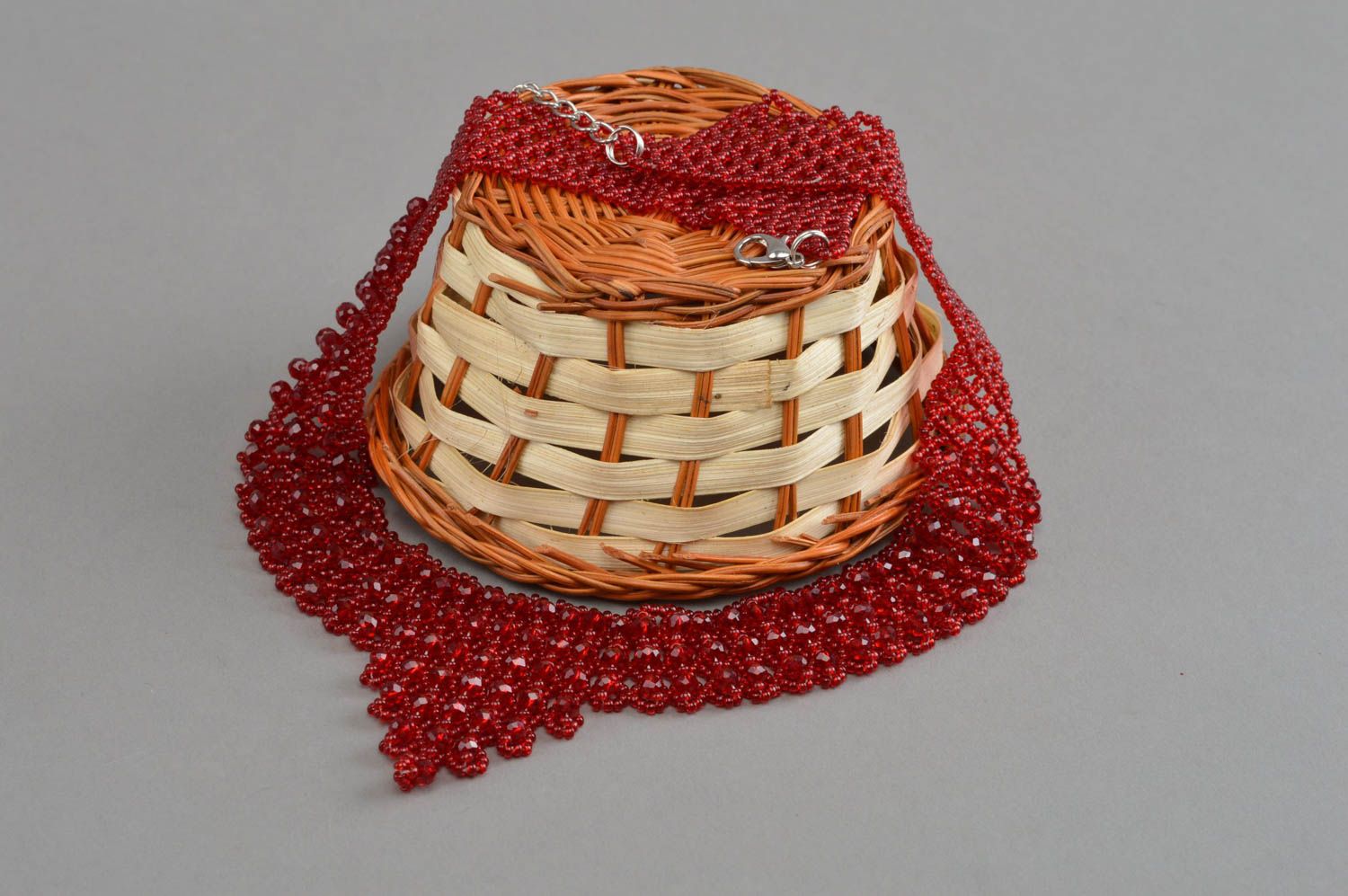 Роскошное красное женское ожерелье из бисера и бусин ручной работы Гранатовое фото 1