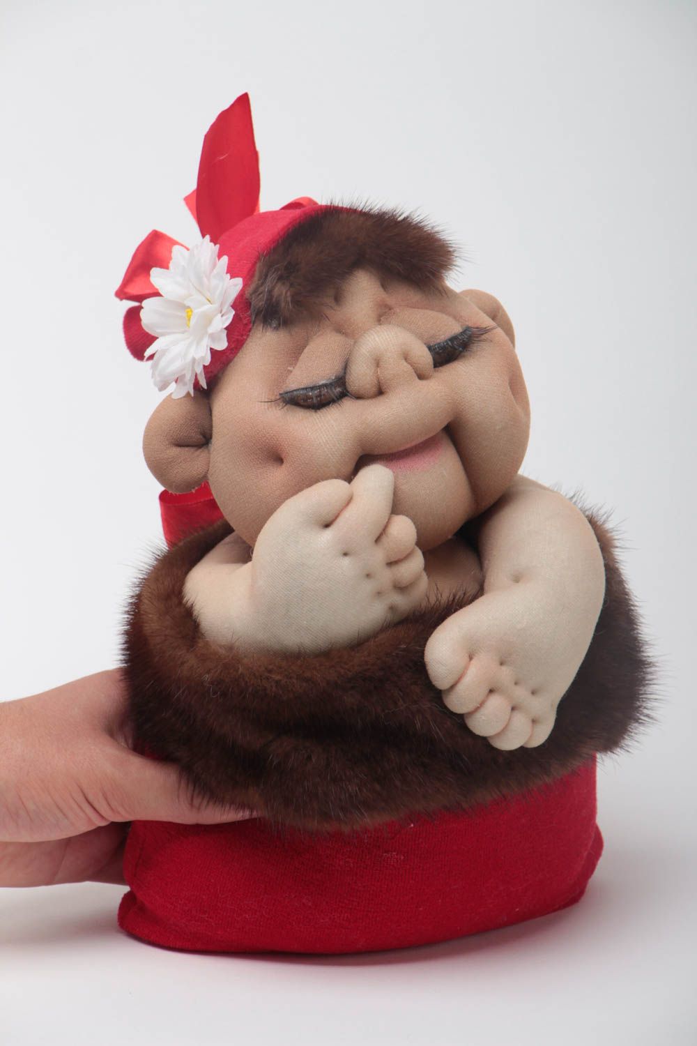 Handmade Puppe aus Capron mit Einsätzen von Kunstpelz in Rot Braun Beige foto 5