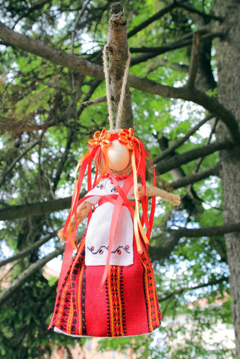 Boneca étnica protectora feita à mão de tecidos naturais de vermelho foto 5