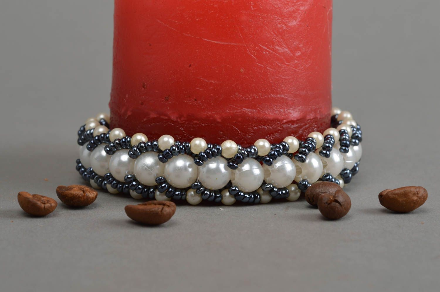 Bracelet en perles de rocaille et perles fantaisie fait main noir et blanc photo 2