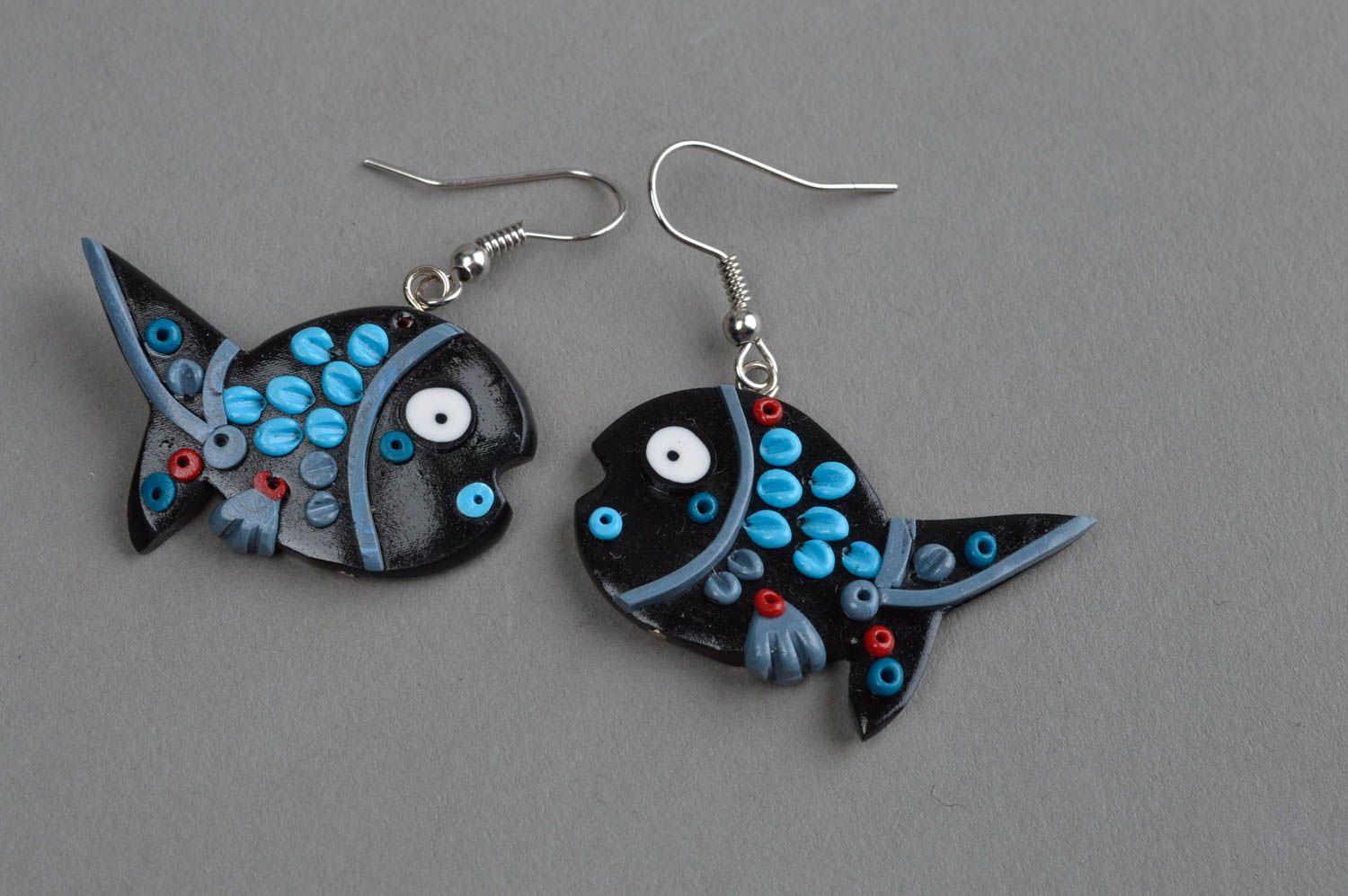 Handgemachte stilvolle Polymerton Ohrringe Fische in Schwarz und Blau für Damen foto 3