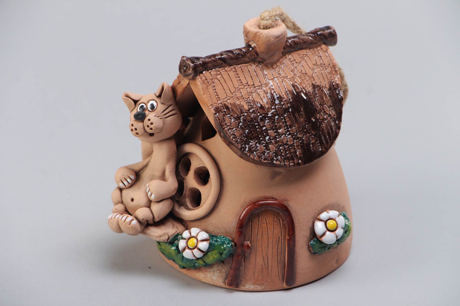 Petite clochette en céramique brun clair faite main en forme de maisonnette   photo 2