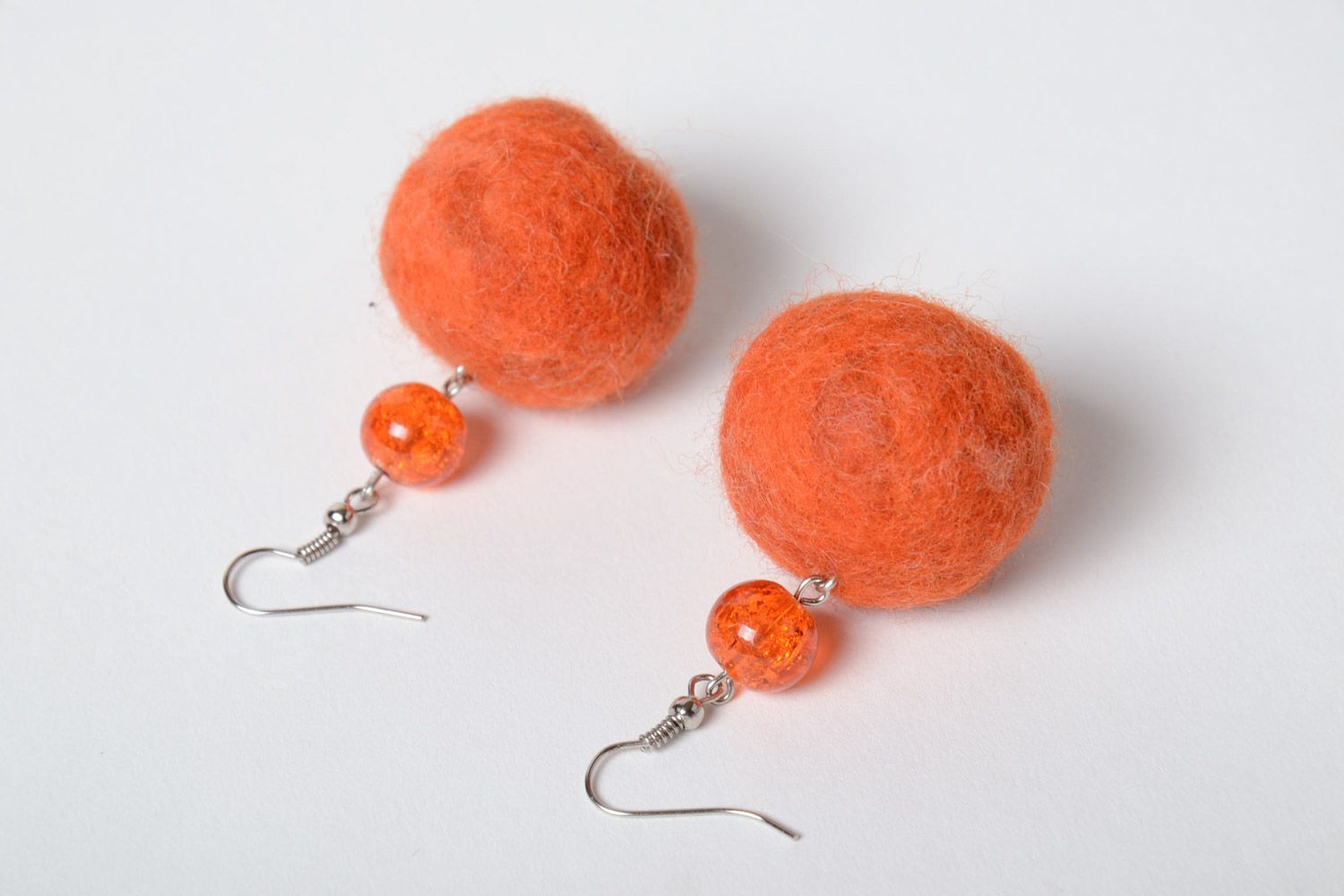 Оранжевые серьги из валяной шерсти в форме шариков аксессуар ручной работы фото 3