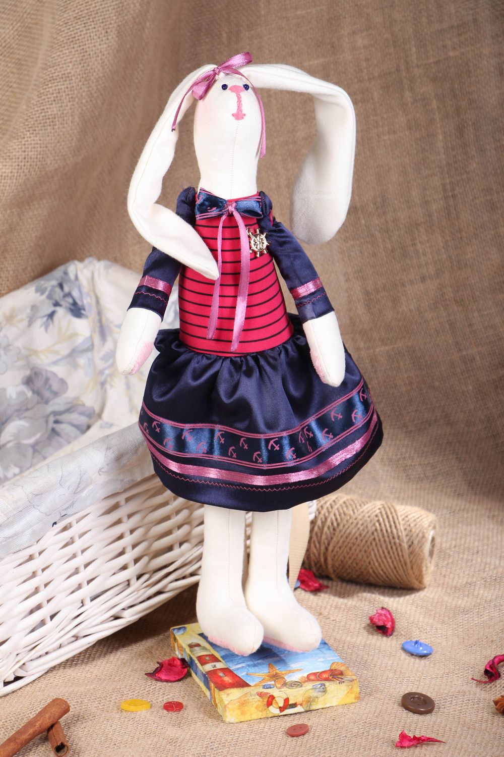 Muñeca de peluche en el soporte para decorar interior Liebre con vestido  foto 5