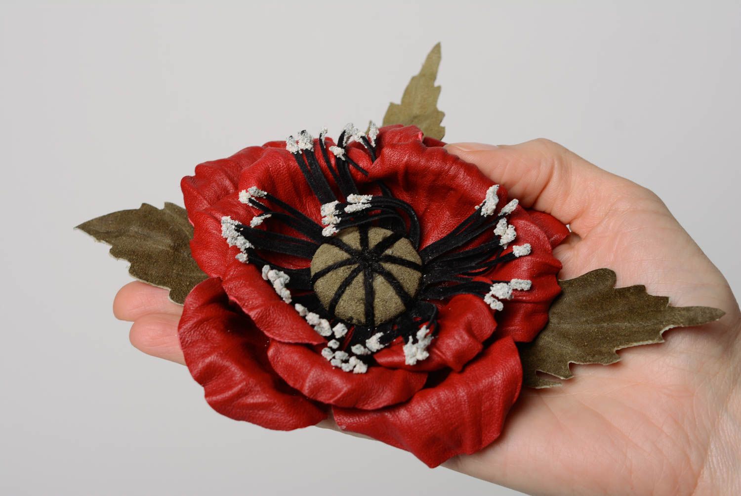 Кожаная брошь в виде цветка мака красивая объемная аксессуар ручной работы фото 3