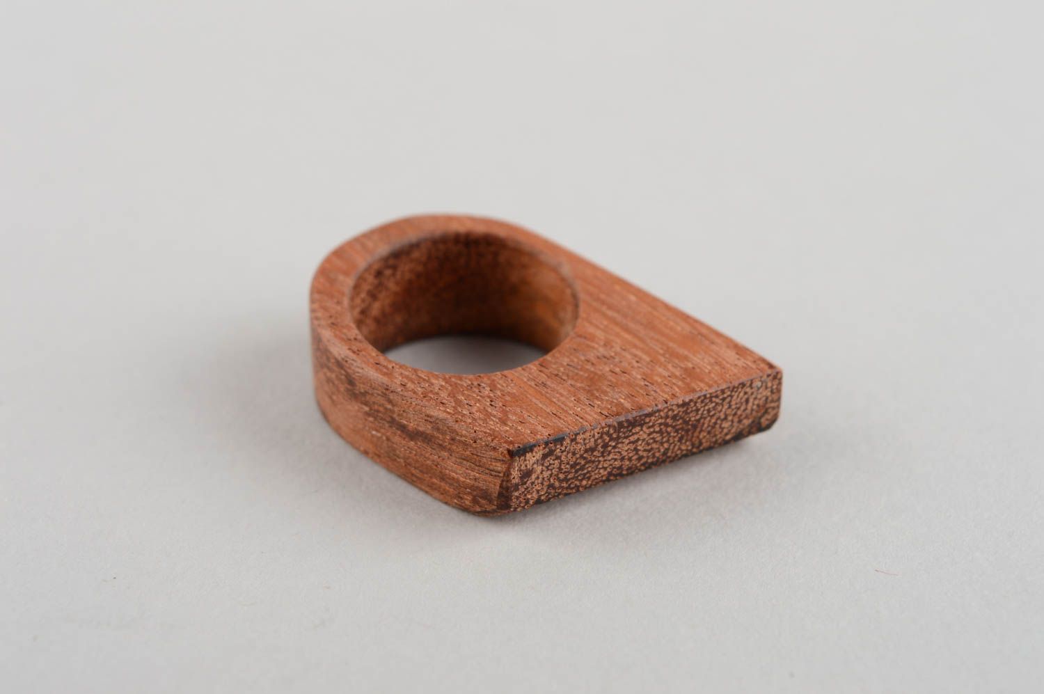 Кольцо из дерева необычной формы красивое коричневое женское ручная работа фото 2