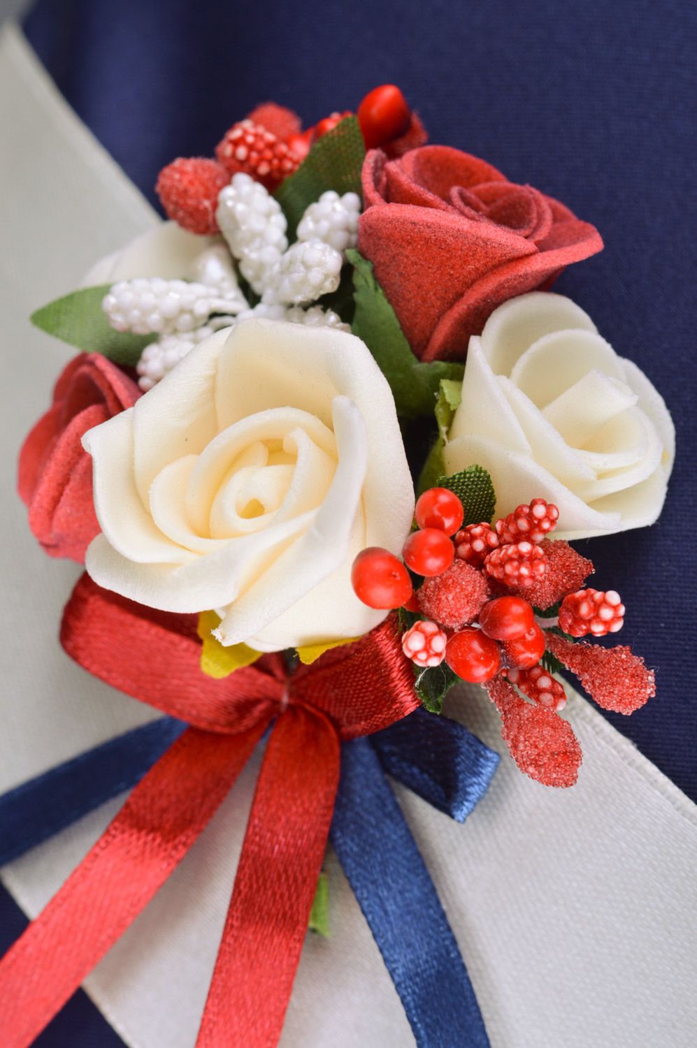 Coussin pour alliances bleu foncé avec fleurs et rubans fait main design photo 4