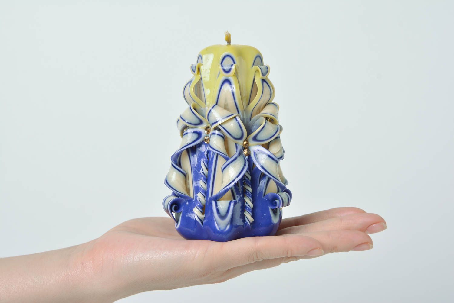 Hohe gelb blaue handgemachte Kerze aus Paraffin für Geschenk dem Geliebten fein foto 3