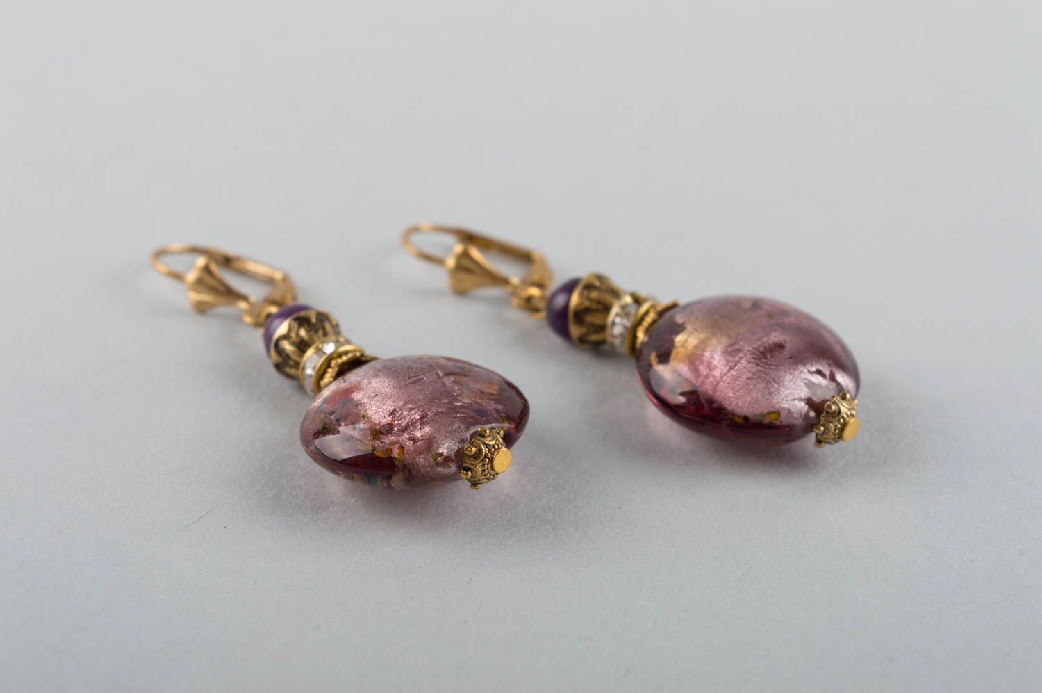 Boucles d'oreilles en verre de Murano et laiton faites main pendantes élégantes photo 3