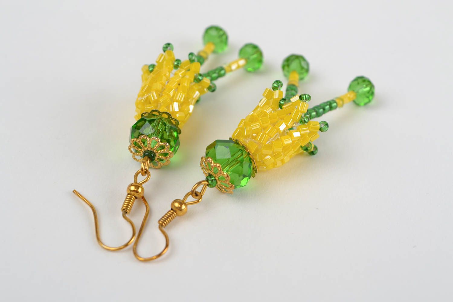 Цветочные серьги из бисера ручной работы вязаные крючком желтые с зеленым фото 4