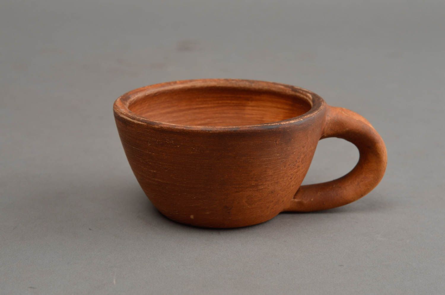 Оригинальная глиняная чашка ручной работы в технике гончарства коричневая фото 2