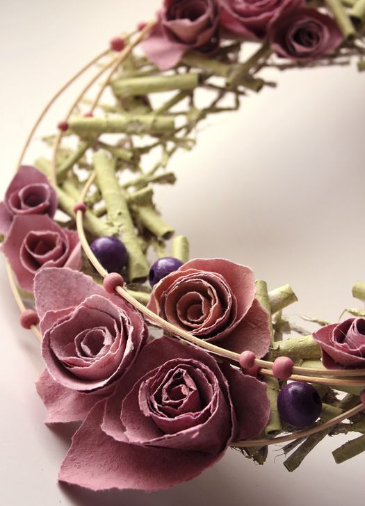 Corona para la puerta decorativa artesanal de flores de papel y cuentas foto 1