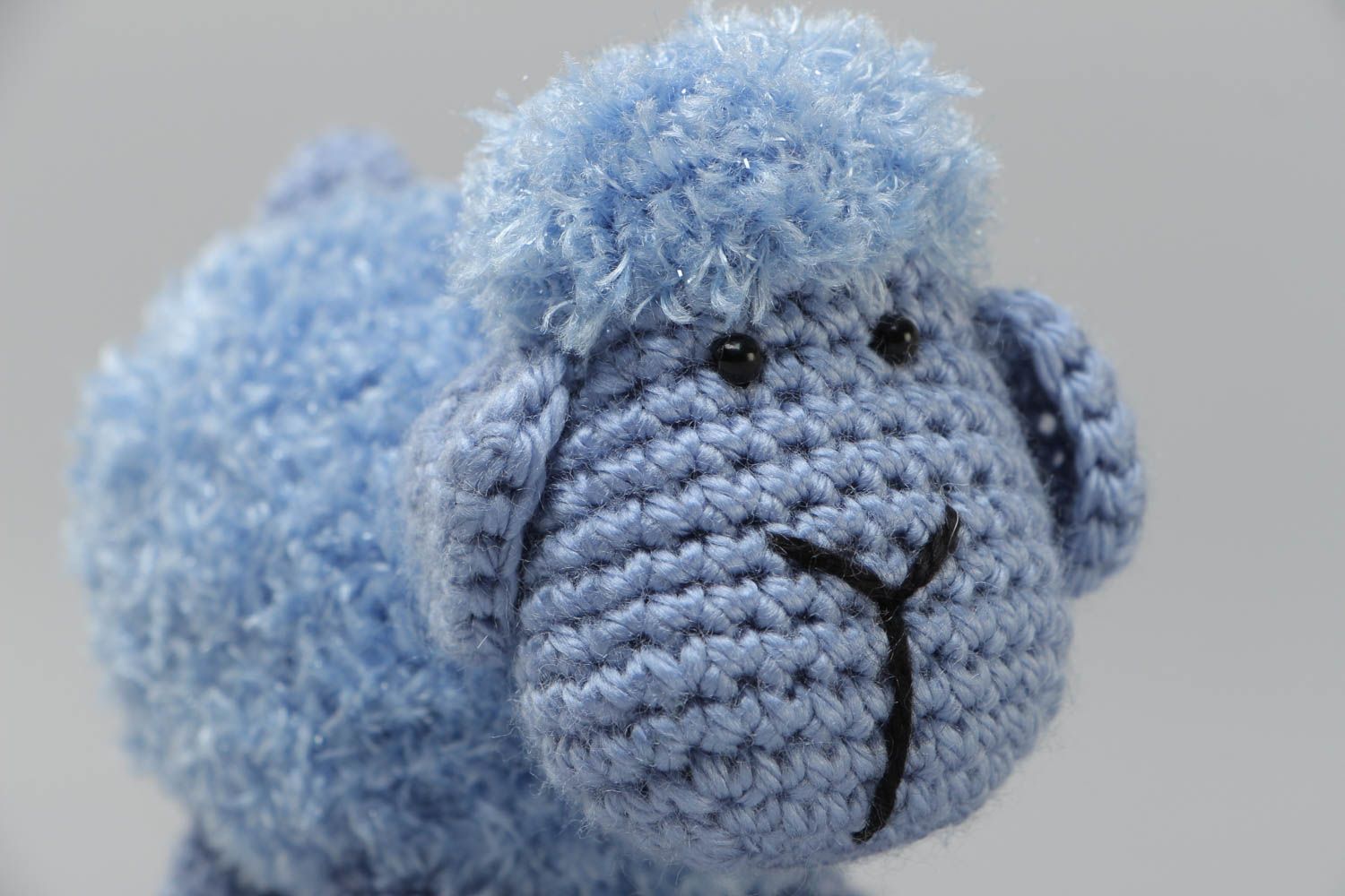 Мягкая вязаная игрушка овечка голубая красивая ручной работы для дома и детей фото 3