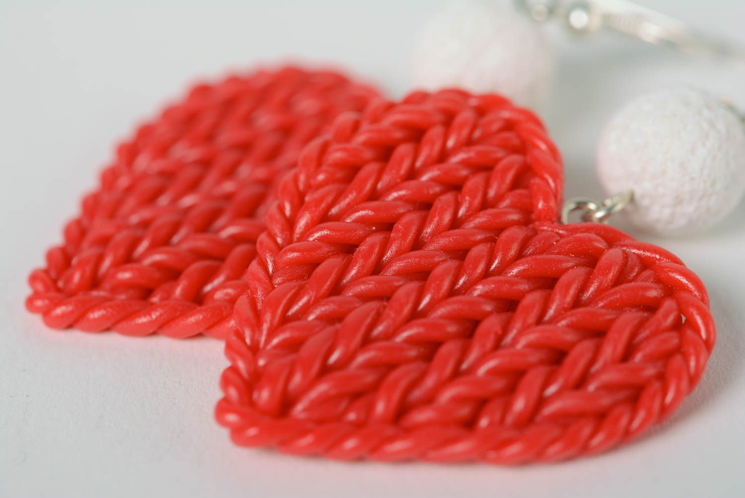 Красные серьги из полимерной глины в виде сердечек ручной работы с бусинками фото 2