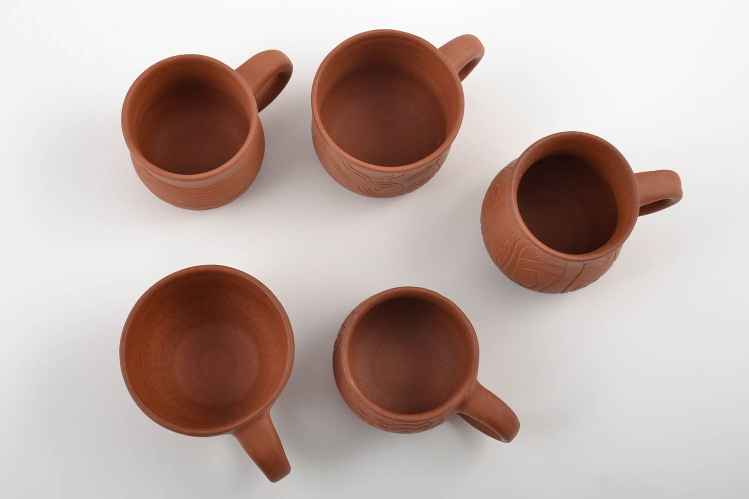 Керамические кружки набор из пяти штук разного объема коричневые ручной работы фото 3