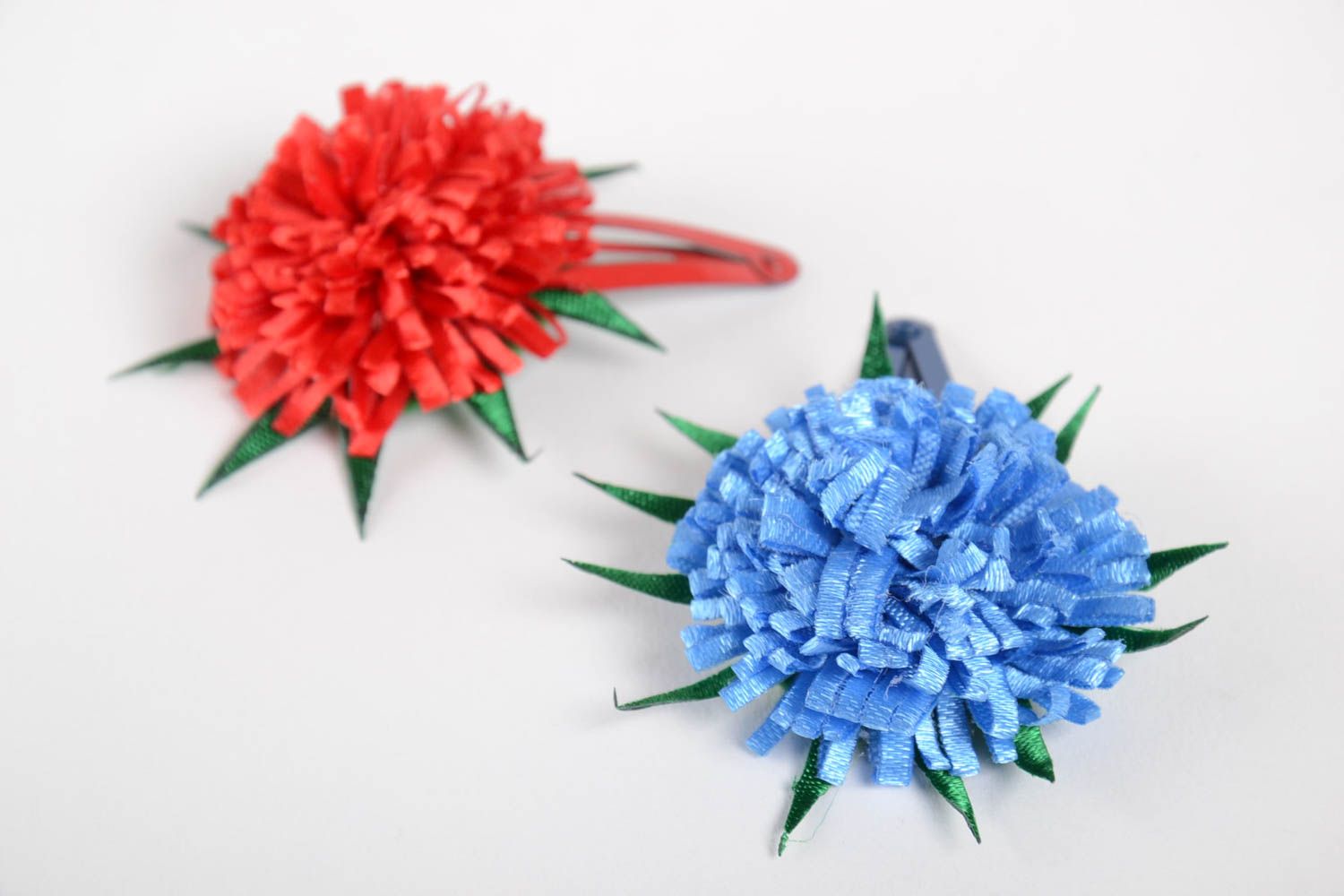 Barrettes à cheveux fleurs faites main 2 pièces rouge et bleue en rubans photo 5