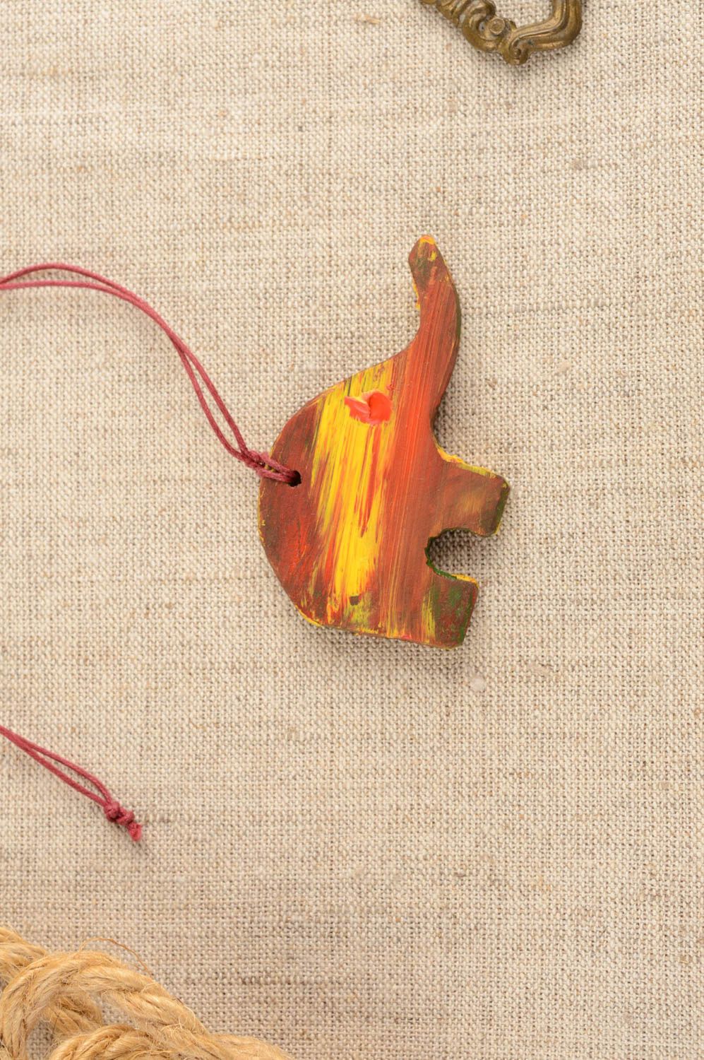 Pendentif en bois Éléphant peint de couleurs acryliques fait main sur lacet photo 1