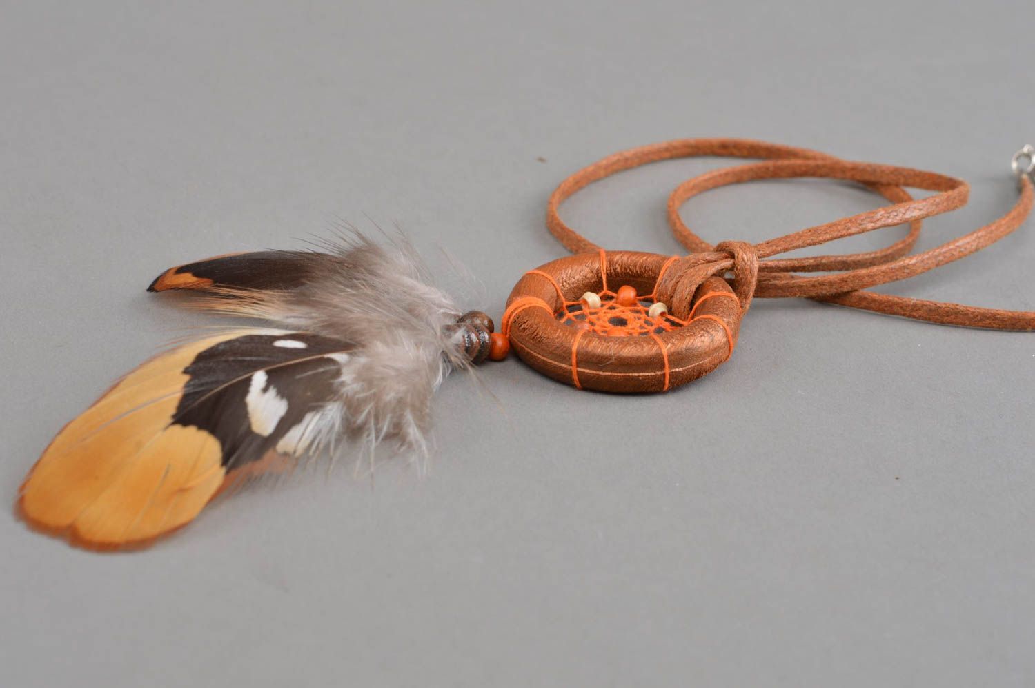 Ловец Снов кулон из дерева с натуральными перьями ручной работы Оранжевый омут фото 4