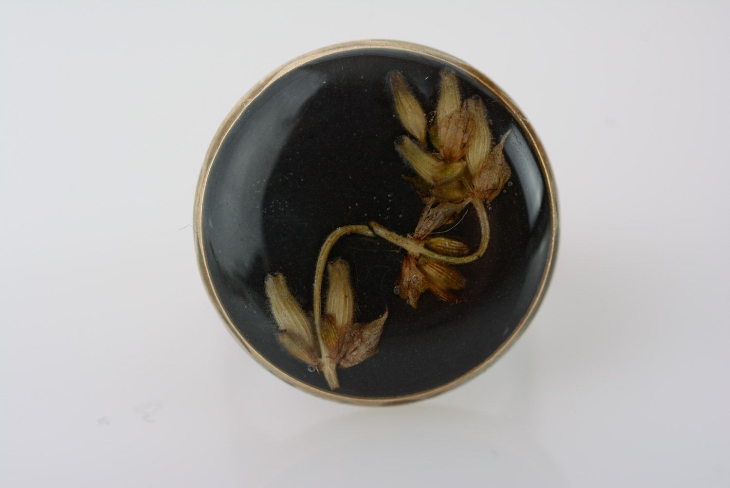 Черное кольцо с цветком в эпоксидной смоле ручной работы круглое нарядное фото 2