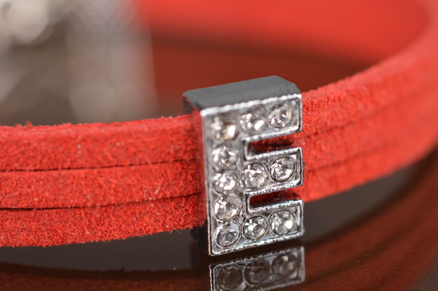 Pulseara trenzada de cordones de gamuza con letra E artesanal original roja foto 3