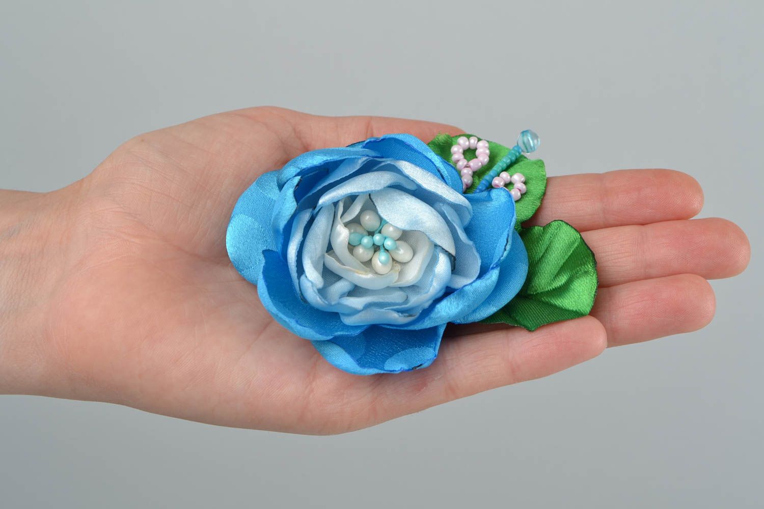Festliche handmade Brosche Blume aus Atlas mit Glasperlen und Metallfurnitur foto 2