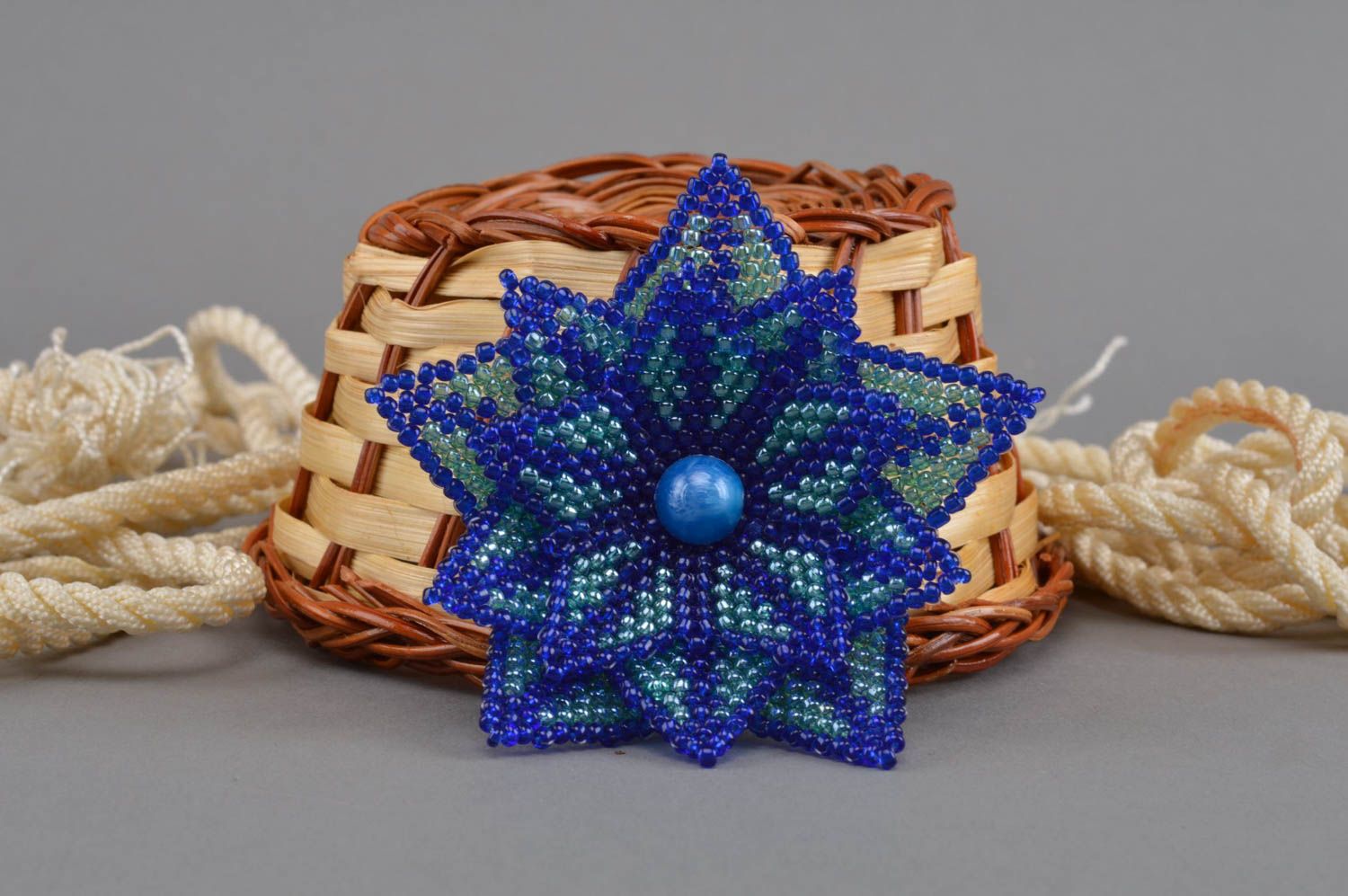 Синяя цветочная брошь из бисера ручной работы оригинальная красивая плетеная фото 1