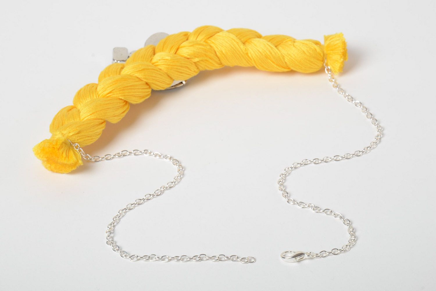 Collar trenzado de hilos de mouliné con estrases amarillo bonito moderno artesanal foto 4
